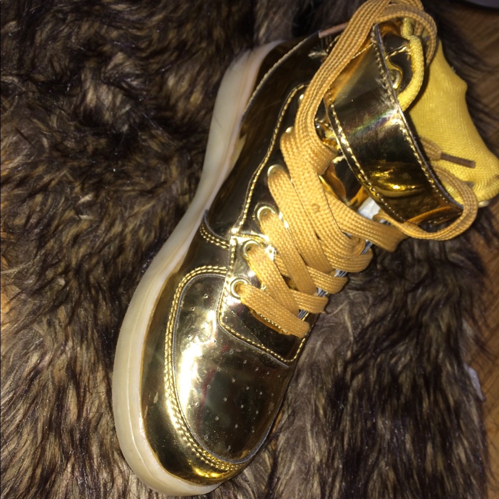 Lighting gold shoes